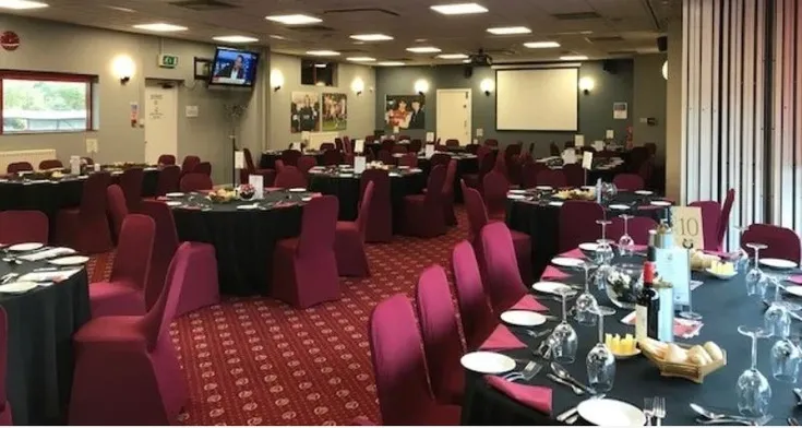 Không gian dịch vụ hospitality tại Broadfield Stadium, mang đến trải nghiệm cao cấp cho người hâm mộ của Crawley Town.
