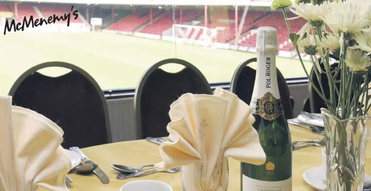 Không gian sang trọng của gói Hospitality tại McMenemy’s Suite, Blundell Park, mang đến trải nghiệm bóng đá đẳng cấp
