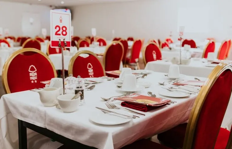 Không gian sang trọng trong khu vực dịch vụ hiếu khách tại The City Ground, nơi mang đến trải nghiệm đẳng cấp cho người hâm mộ Nottingham Forest