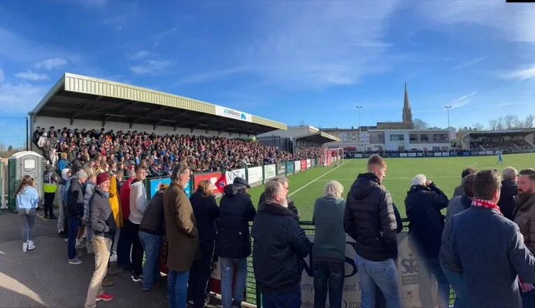 Không khí ngày hội bóng đá tại Meadowbank Dorking Wanderers