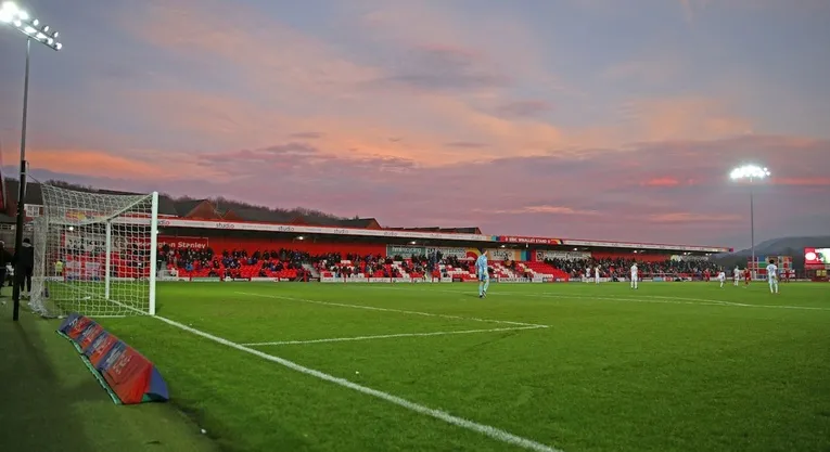 Không khí ngày thi đấu sôi động tại sân Wham Stadium của Accrington Stanley