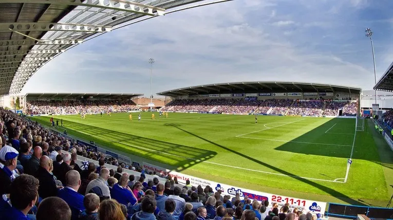 Không khí ngày thi đấu sôi động tại SMH Group Stadium, sân nhà của câu lạc bộ Chesterfield FC