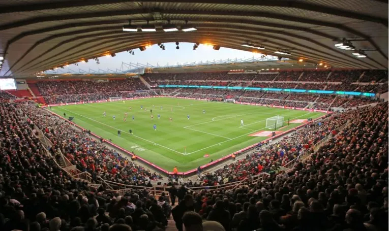 Không khí sôi động ngày thi đấu tại Riverside Stadium, sân nhà của Boro
