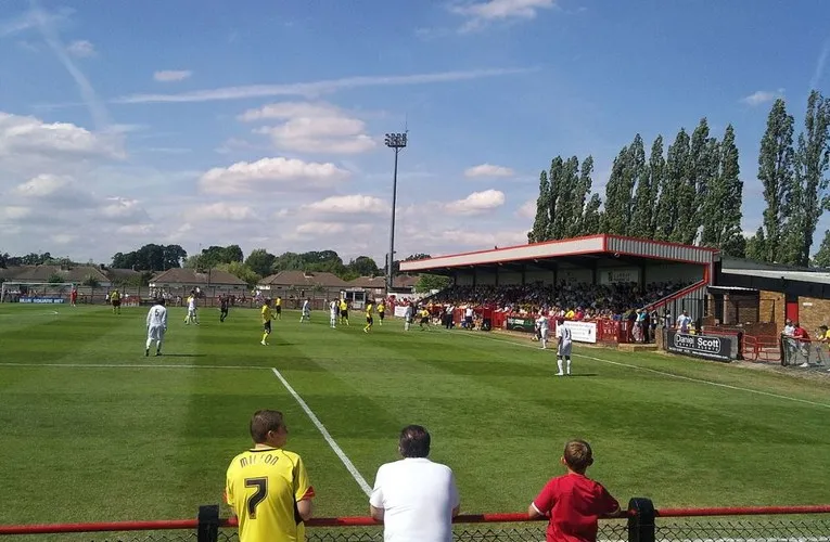 Không khí sôi động ngày thi đấu tại sân Meadow Park, sân nhà của Borehamwood FC