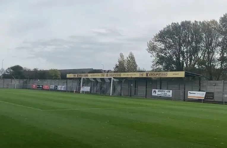 Khu khán đài đứng phía sau cầu môn Optima Stadium