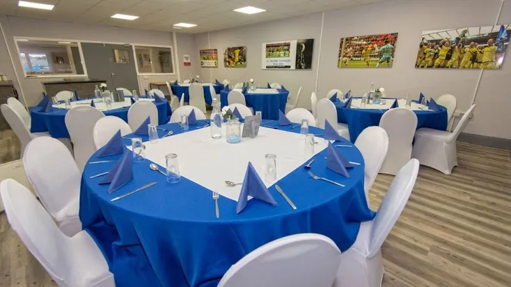 Khu vực dịch vụ hospitality sang trọng tại sân Holker Street, nâng tầm trải nghiệm trận đấu.