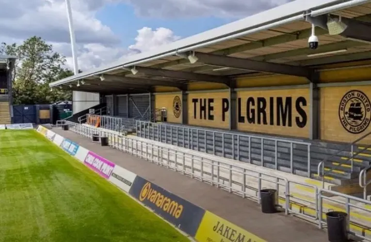 Khu vực đứng Jakemans Stand tại Boston Community Stadium