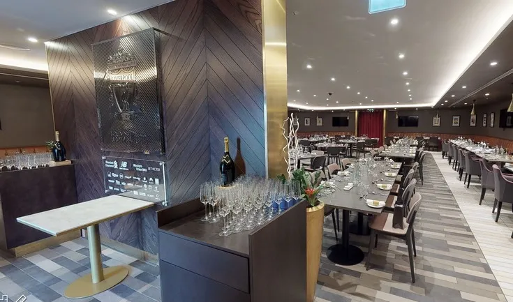 Khu vực Hospitality sang trọng tại sân Anfield, mang đến trải nghiệm đẳng cấp cho khách VIP trong ngày thi đấu