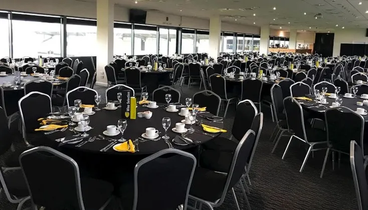 Khu vực khách sạn VIP tại Pirelli Stadium, cung cấp trải nghiệm ẩm thực và xem bóng đá đẳng cấp