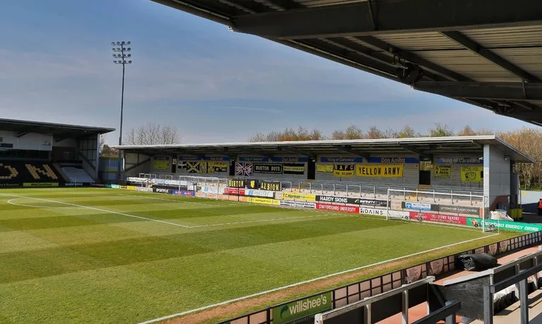 Khu vực khán đài đứng (Terraces) sôi động tại Pirelli Stadium, nơi cổ động viên Burton Albion tạo nên bầu không khí