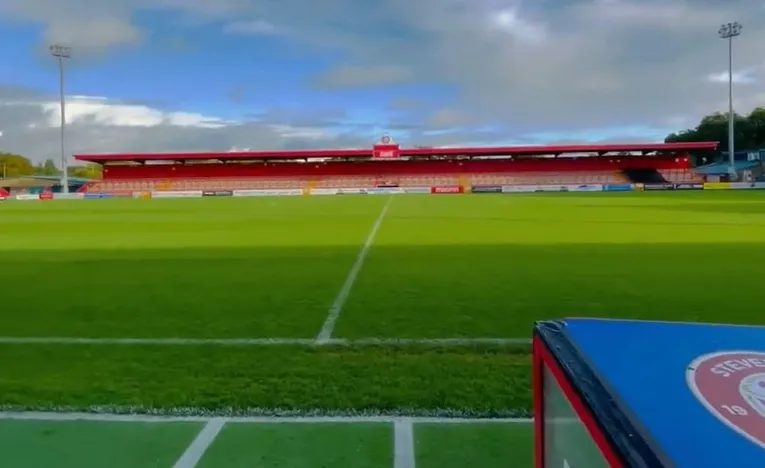 Khu vực khán đài đứng (terraces) sôi động tại sân Lamex Stadium