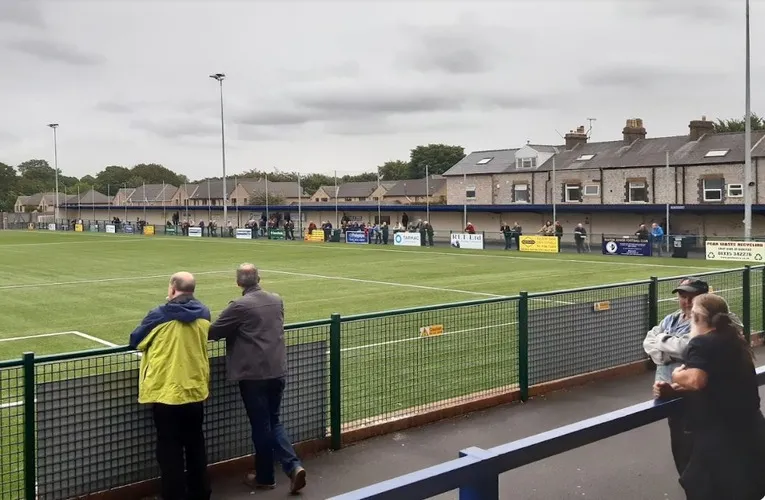 Khu vực khán đài đứng (terraces) tại sân Silverlands, nơi cổ động viên Buxton FC thể hiện đam mê