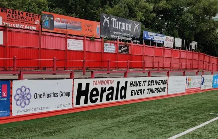 Khu vực khán đài đứng (terraces) tại sân The Lamb Ground Tamworth, nơi cổ động viên cuồng nhiệt cổ vũ