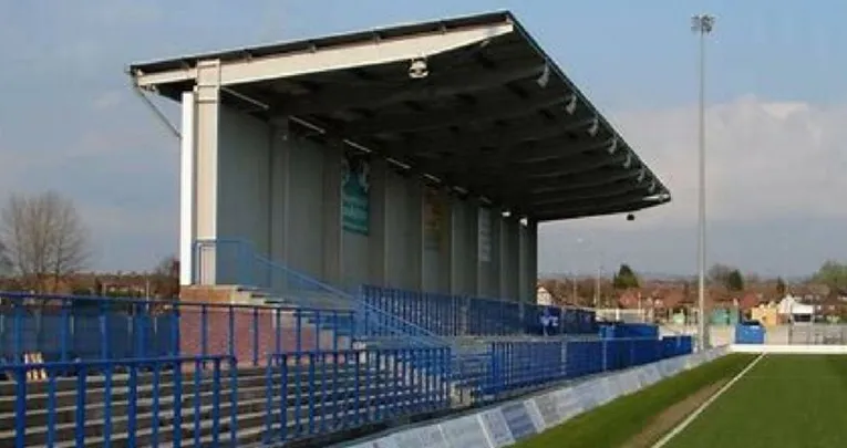 Khu vực khán đài đứng (terraces) tại Tameside Stadium, nơi fan hâm mộ Curzon Ashton cổ vũ nhiệt tình