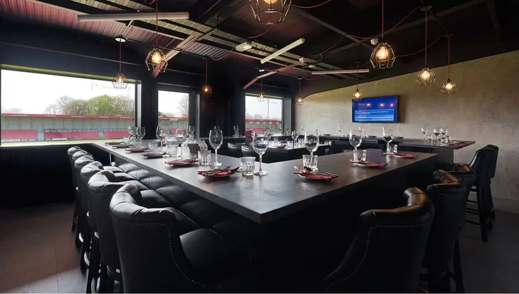 Khu vực phòng chờ khách VIP và các dịch vụ hospitality bên trong sân vận động Peninsula Stadium