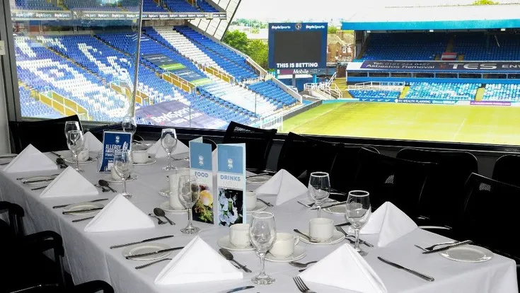 Khu vực sảnh tiếp đón khách VIP tại sân St. Andrew's, thể hiện đẳng cấp dịch vụ hospitality