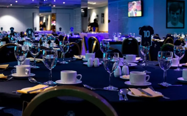 Khu vực tiếp đón khách VIP tại sân The Den, mang đến trải nghiệm bóng đá đẳng cấp.