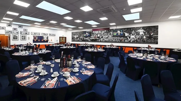 Khu vực tiếp đón khách VIP và dịch vụ khách sạn tại sân Kenilworth Road, thể hiện không gian sang trọng và tiện nghi