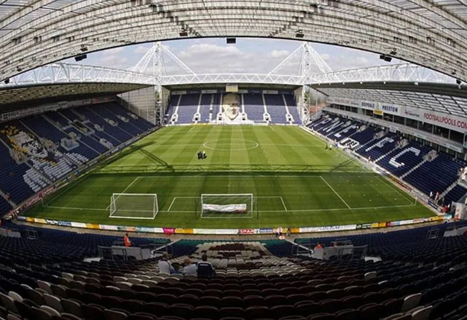 Khung cảnh bên trong sân Deepdale, mái nhà của các &quot;Lilywhites&quot;