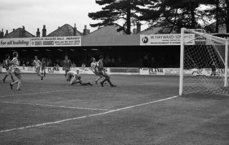 Khung cảnh sân Dean Court xưa, ghi dấu lịch sử phát triển của AFC Bournemouth