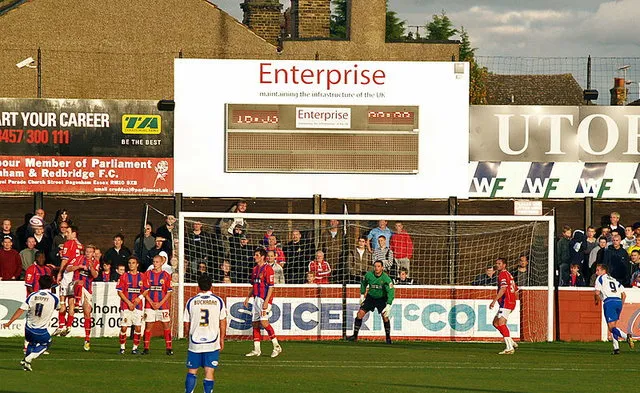 Khung cảnh trận đấu Dagenham &amp; Redbridge vs Bury tại sân nhà