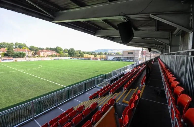 Khung cảnh từ khán đài Meadowbank Stadium nhìn ra sân