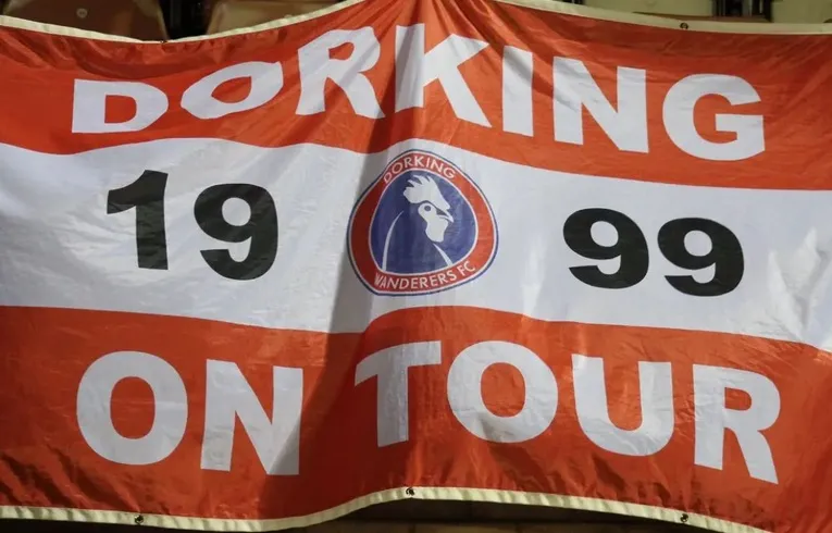Lá cờ Dorking Wanderers FC tung bay trên sân Meadowbank