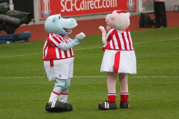 Linh vật Pottermus Hippo và Pottermiss Hippo, biểu tượng đáng yêu của Stoke City FC tại sân Bet365 Stadium