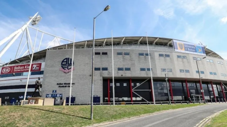 Lối vào chính của sân Toughsheet Community Stadium, nơi chào đón người hâm mộ Bolton Wanderers