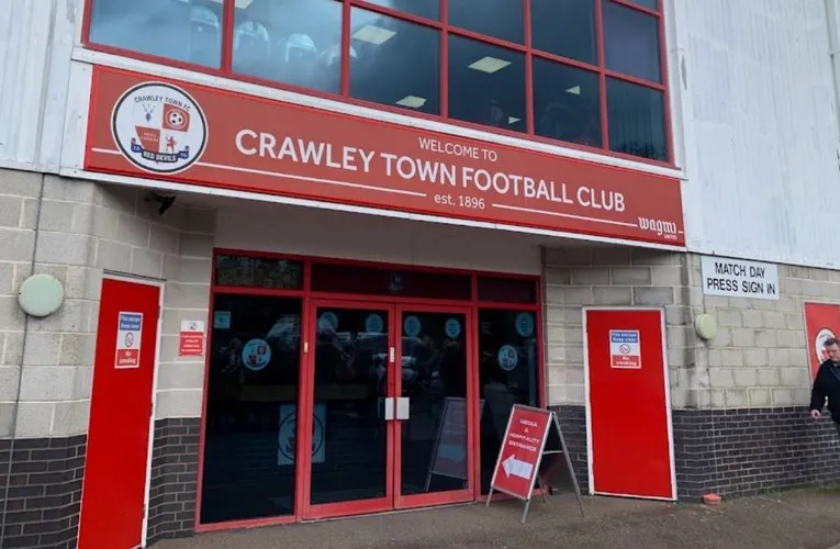 Lối vào chính của sân vận động Broadfield tại Crawley, chào đón người hâm mộ đến với các trận đấu của Crawley Town.