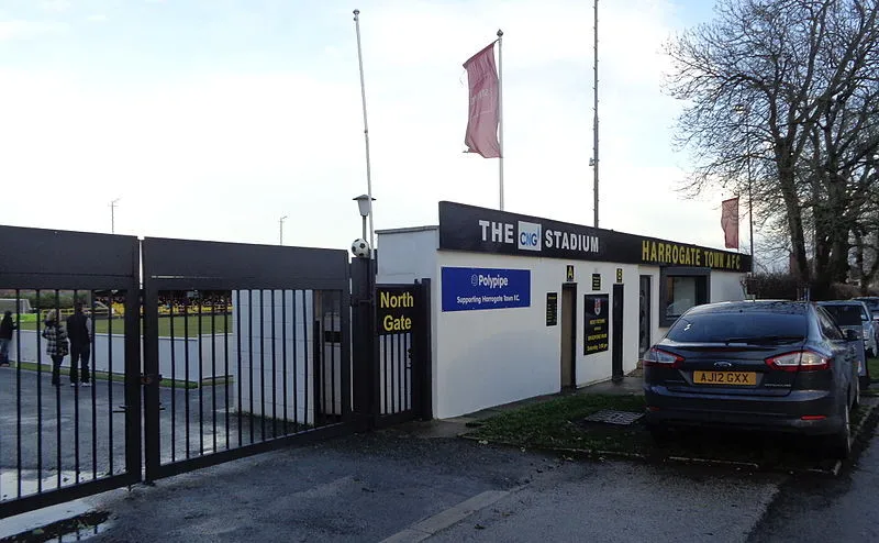 Lối vào chính của sân Wetherby Road, điểm đến đầu tiên của cổ động viên Harrogate Town