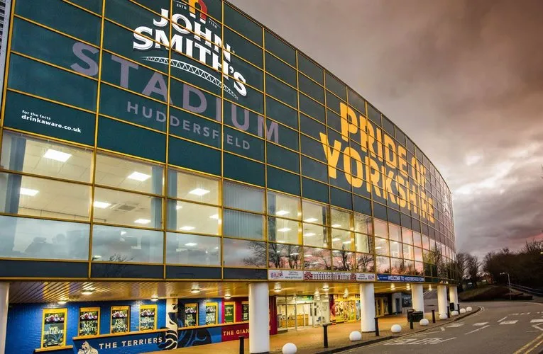 Lối vào chính hoành tráng của John Smith's Stadium, chào đón người hâm mộ