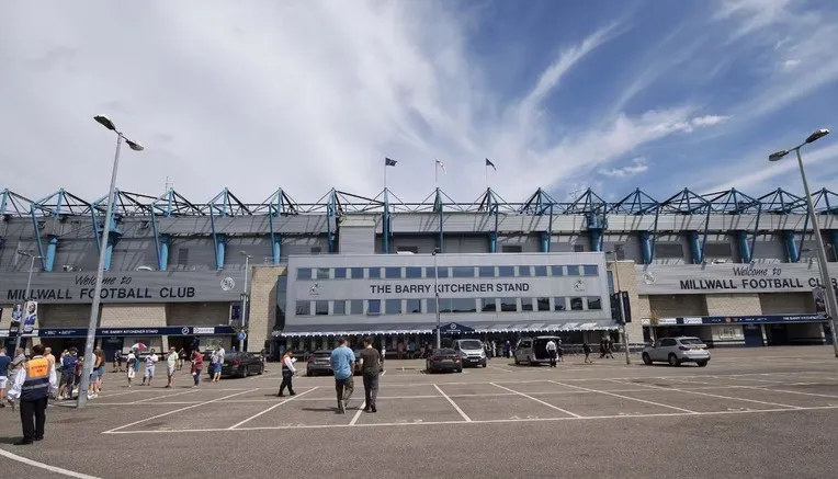 Lối vào chính hoành tráng của sân The Den, chào đón cổ động viên Millwall.