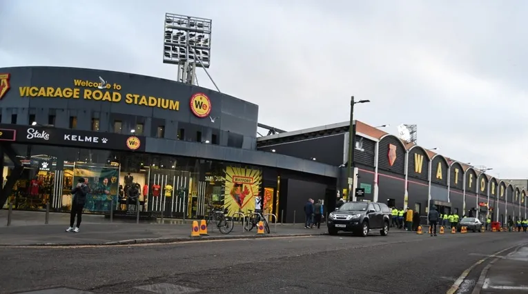 Lối vào chính và cửa hàng Watford FC tại sân Vicarage Road, điểm đến của người hâm mộ.