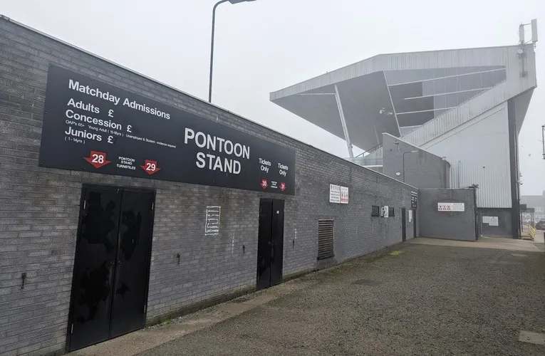 Lối vào khán đài Pontoon tại Blundell Park, khu vực nổi tiếng của Grimsby Town