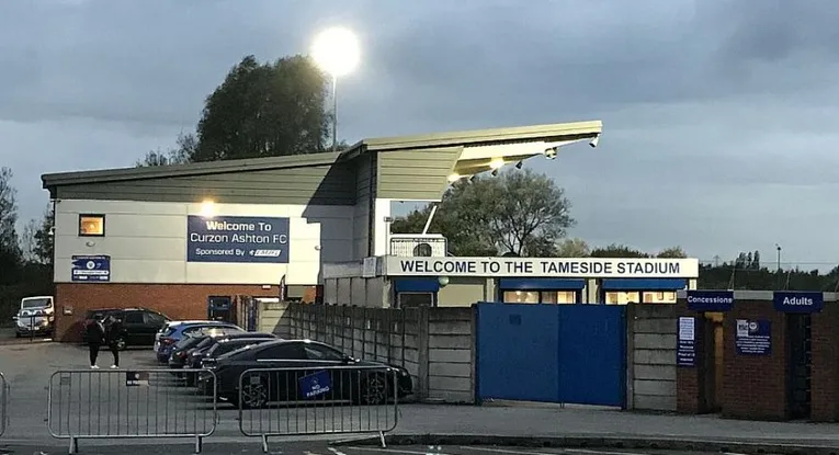Mặt ngoài của Tameside Stadium, kiến trúc hiện đại tại sân nhà Curzon Ashton