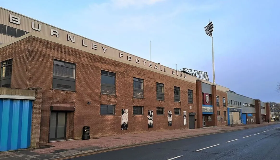 Mặt ngoài sân vận động Turf Moor, lối vào chính
