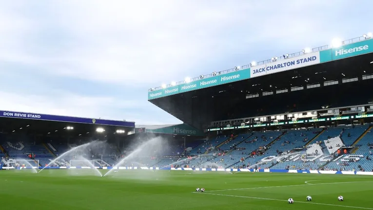 Mặt sân Elland Road đang được tưới nước, chuẩn bị cho trận đấu đỉnh cao