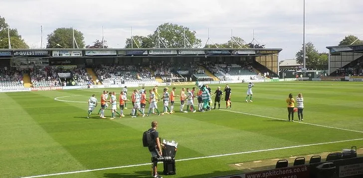 Một trận đấu đang diễn ra giữa Yeovil Town và Luton Town tại Huish Park