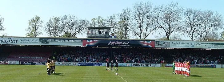 Pha khởi đầu trận đấu tại Bootham Crescent, mang đậm không khí Ngoại hạng Anh truyền thống