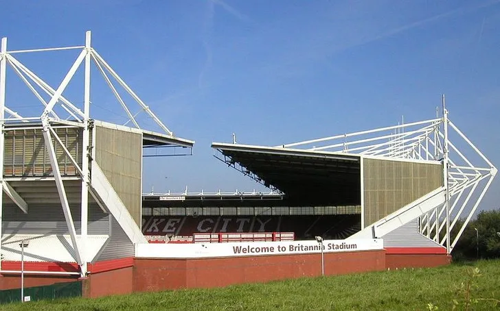 Phần sau của khán đài Britannia Stadium, tiền thân của Bet365, với kiến trúc đặc trưng