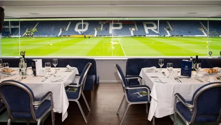 Phòng khách VIP The C Club tại sân Loftus Road, mang lại trải nghiệm xem bóng đá sang trọng