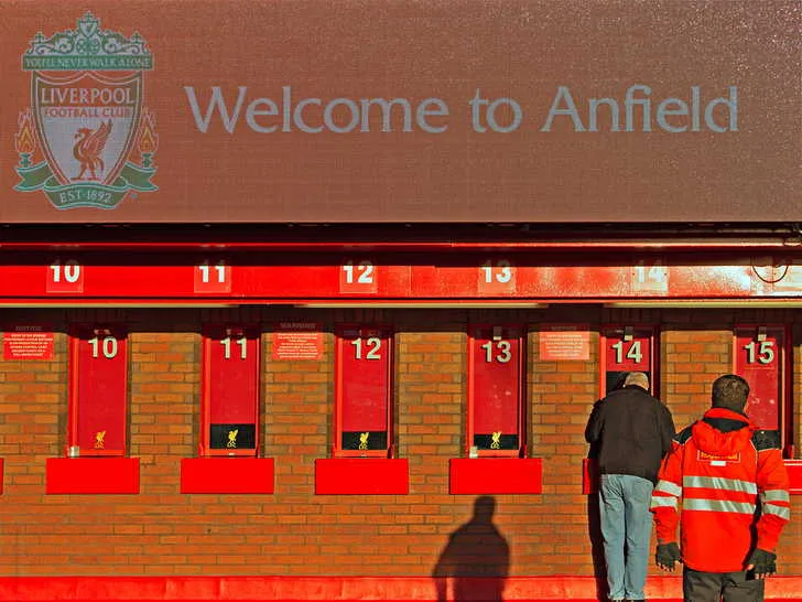 Quầy bán vé chính thức của Liverpool FC tại sân Anfield, điểm đến cho người hâm mộ săn vé