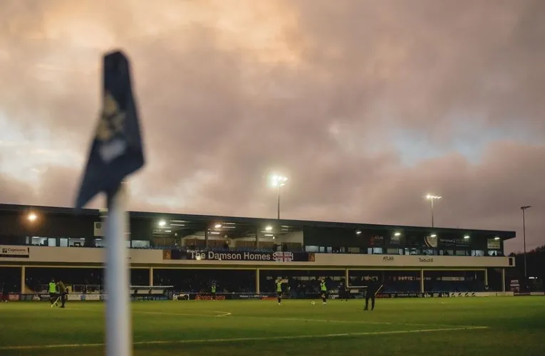 Sân Damson Park lung linh ánh đèn vào buổi tối, sẵn sàng cho những trận cầu nảy lửa của Solihull Moors FC