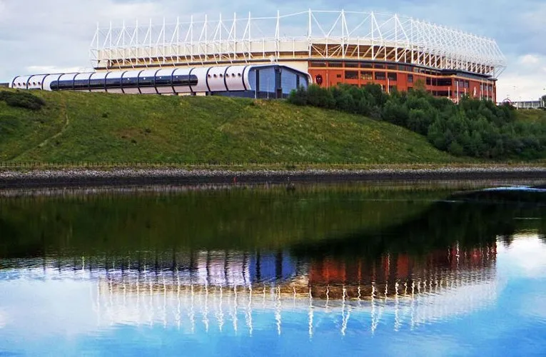 Sân vận động Ánh sáng soi bóng trên dòng sông Wear, một kiến trúc hùng vĩ tại Sunderland