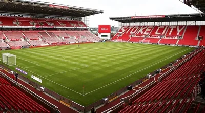 Sân vận động Bet365 Stadium, ngôi nhà của Stoke City FC, nhìn từ trên cao với kiến trúc hiện đại