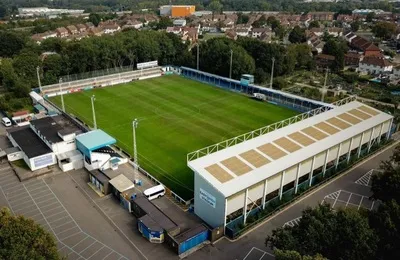 Sân vận động Cherrywood Road, sân nhà của câu lạc bộ Farnborough FC, nhìn từ bên ngoài.