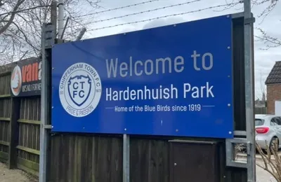 Sân vận động Hardenhuish Park, sân nhà của câu lạc bộ Chippenham Town với kiến trúc đặc trưng