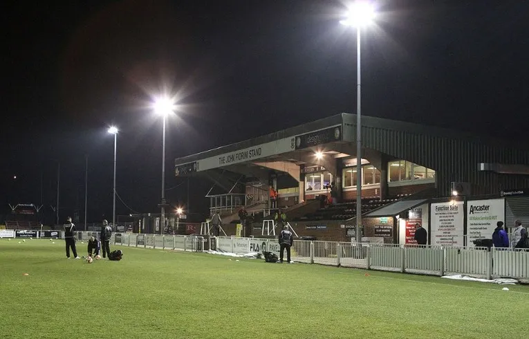 Sân vận động Hayes Lane của Bromley FC rực rỡ dưới ánh đèn đêm, một trải nghiệm khó quên.