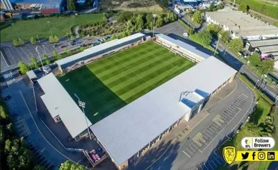 Sân vận động Pirelli Stadium nhìn từ trên cao, kiến trúc hiện đại của ngôi nhà Burton Albion